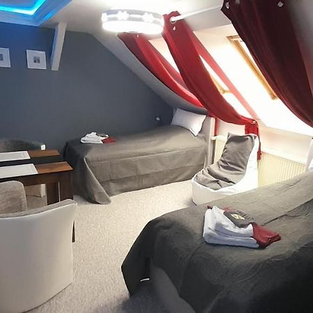 Best-Preis -Vip Lounge- Mit Netflix, Self-Check-In, Ebike Ladestation, Fahrradraum, Wlan Und Netflix - Direkt Am Elberadweg Im Herzen Von Wittenberge Luaran gambar